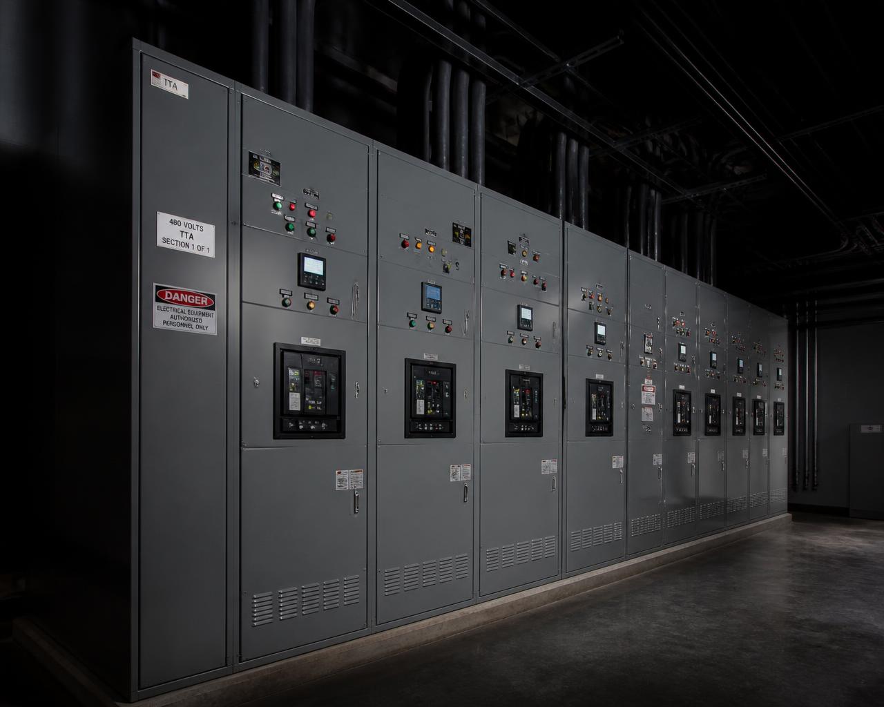 Conjunto de painéis elétricos de baixa tensão instalados em sala elétrica industrial